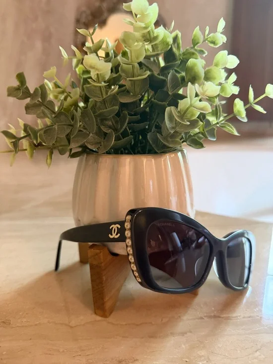 CHANEL Black Pearl-Embellished Cat-Eye Sunglasses with Gold CC - Picture 2 of 11